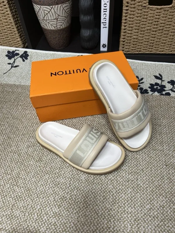 P320💰[New model] Long-term availability, 2025 new model, couple model [LOUlS VUlTTON] comes with drawer box, bag, card, invoice "Louis Vuitton ~ unique modern sandals. 》LV counter purchasing 🏃Men's and women's casual slippers, sold at the same time at the counter, the original old flower material upper is soft and comfortable, (refuses to discolor and rub the feet) sole: original factory special combination original sole, code number: 35--46 4 multiple colors 🉑️ to choose from